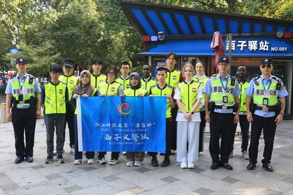 Foreign volunteers light up West Lake during National Day holiday