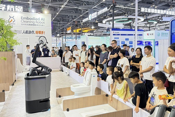Hangzhou-made cleaning robot secures $42 million in orders at trade expo