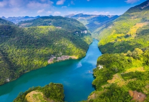 Aerial photos reveal Guizhou's dramatic karst landscape