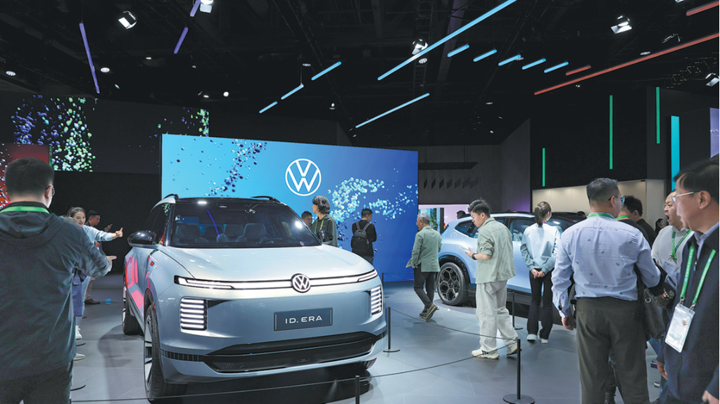 Auto giants debut latest tech at CIIE