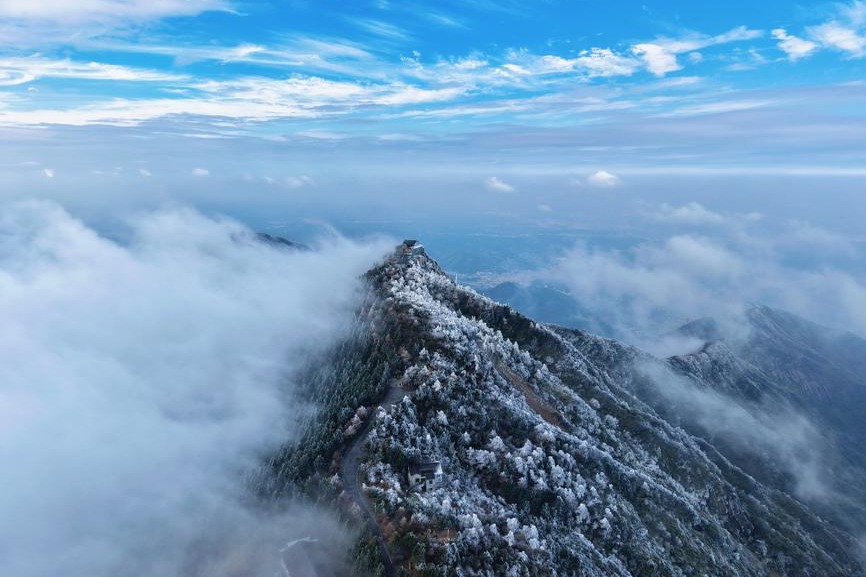 Hengshan Mountain in Hunan shimmers with first rime of winter
