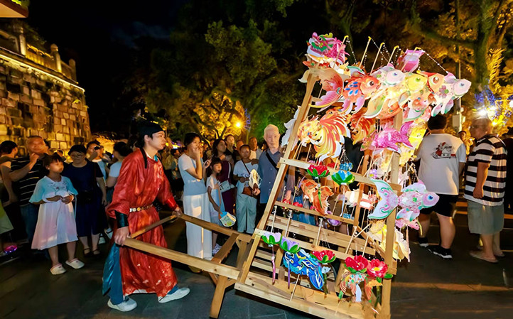 Guilin's Two Rivers and Four Lakes shines with Song-stylelantern festival
