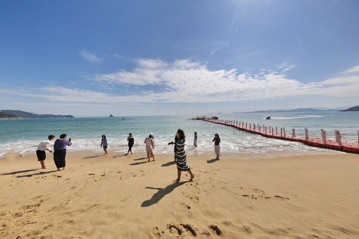 Sunshine, waves, and joy in Shenzhen's seaside park