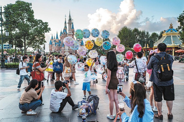 China's expanding consumer market draws surge of high-end theme parks