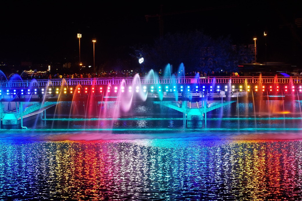 Water and light show draws visitors to Zhangjiajie river