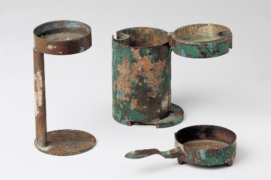 2000-year-old bronze lamp full of ingenious design