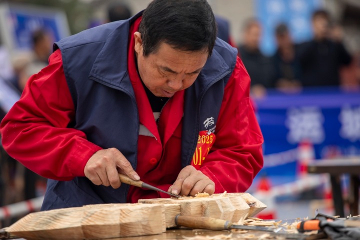 Preserving ancient craftsmanship: Shanxi carpenter shines