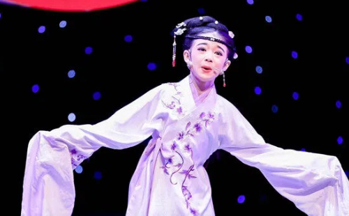 Young opera performer wins hearts and fans