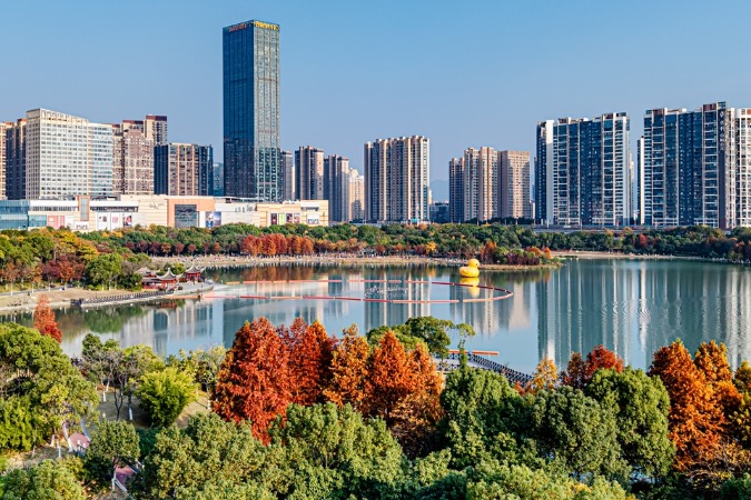 Winter sunshine paints vibrant scene in Jiangxi