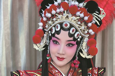 Peking Opera performer cultivates an eye for art's beauty