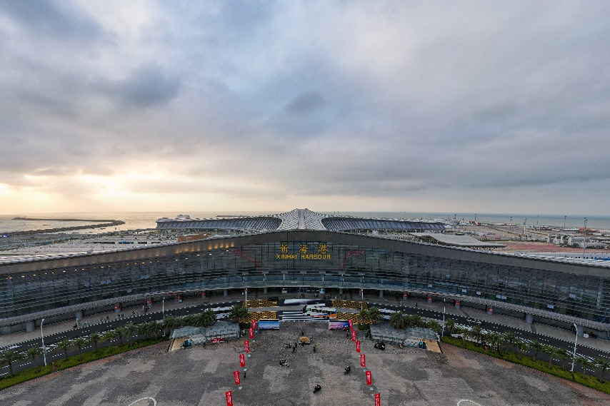 Imported durians sell out fast in Hainan after customs shift