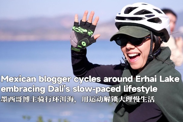 Mexican blogger cycles around Erhai Lake, embracing Dali's slow-paced lifestyle