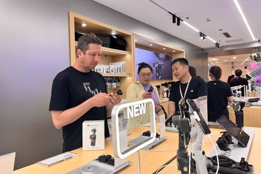 Foreign visitors snap up Chinese tech products