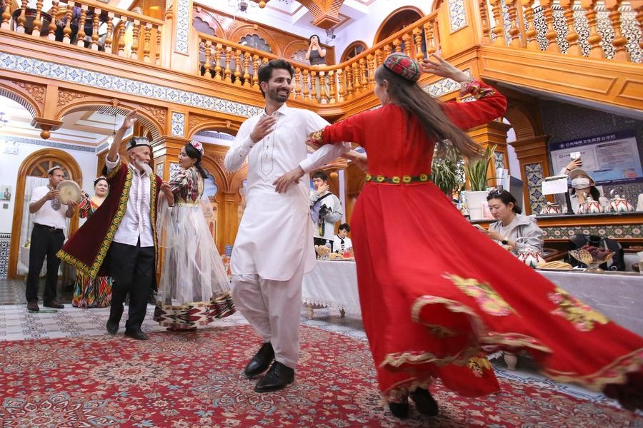 Influx of intl tourists helps illuminate the real Xinjiang