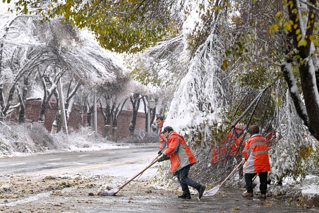Xinjiang heats up, halts traffic amid strong cold snap