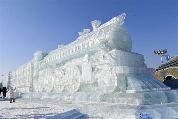 Steam train ice sculpture wows Harbin ice festival