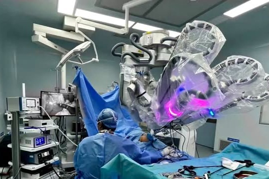 World's First Snake-Arm Single-Port Surgical Robot Debuts in Daxing