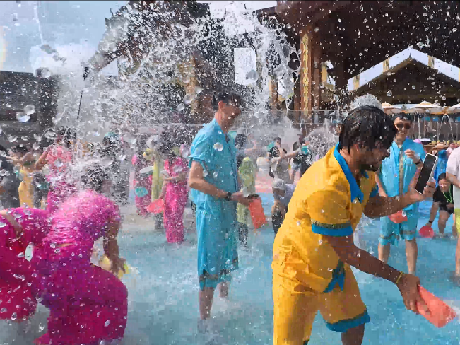 European blogger joins Water Splashing Festival