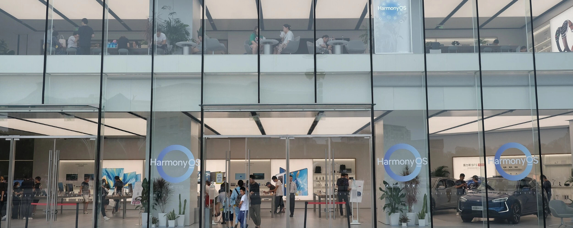 Intl tourists packing 'Made in China' tech into suitcases