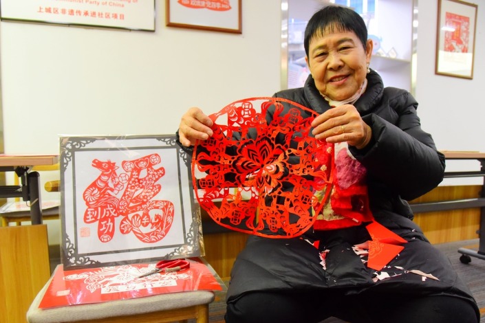Paper cutting master creates 'Galloping Horses' for the Year of the Horse