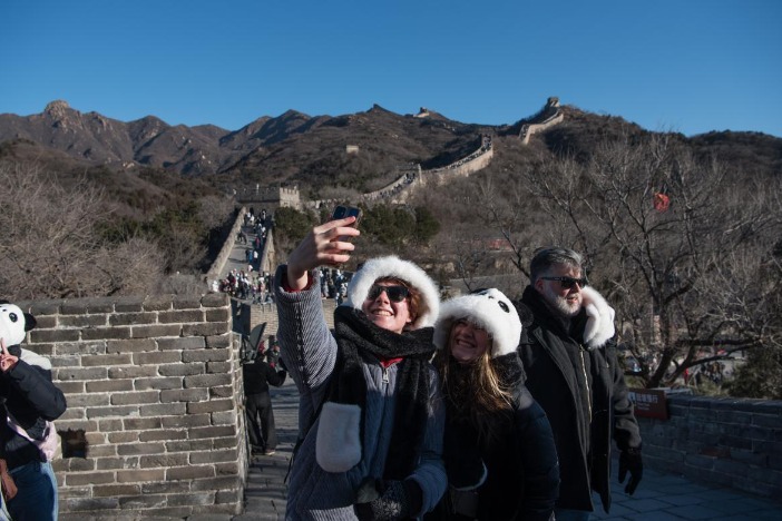 US students experience New Year's Eve in Hebei school