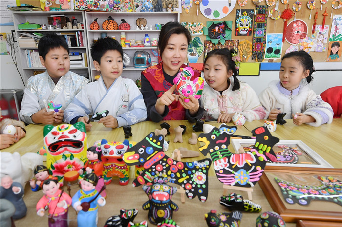 Students in Qingdao explore traditional cultural legacy