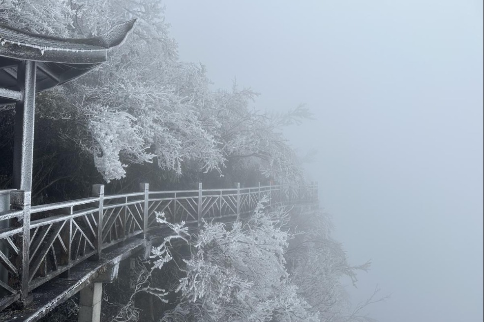 Winter storm transforms Zhangjiajie's Tianmen Mountain into frosty wonderland