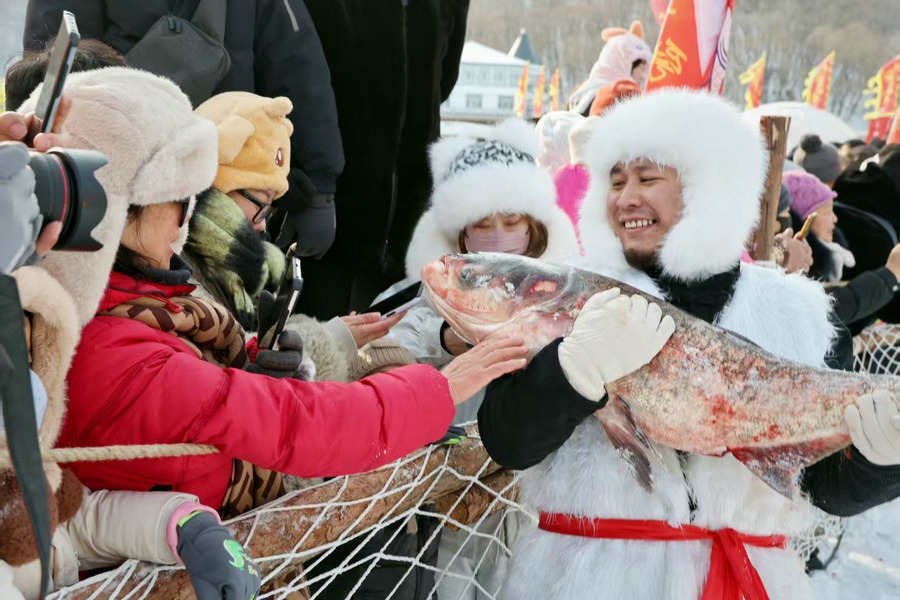 Ice fishing attracts tourists to Jingpo Lake's winter festival