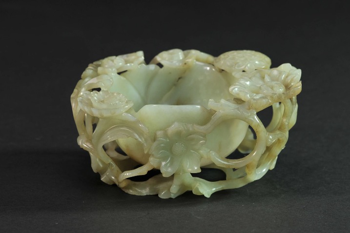 Green jade brush washer decorated with chrysanthemum motifs