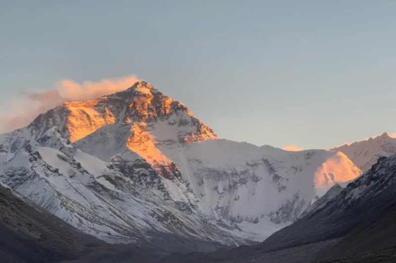 Mount Qomolangma scenic area closes due to heavy snowfall
