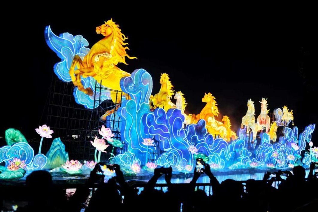 Dazzling Guangzhou lantern display begins countdown to Spring Festival