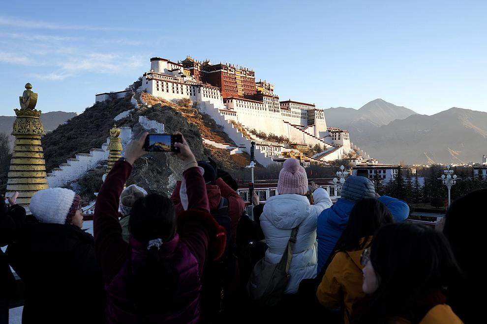 Xizang achieved breakthroughs in GDP and economic expansion, chairman says