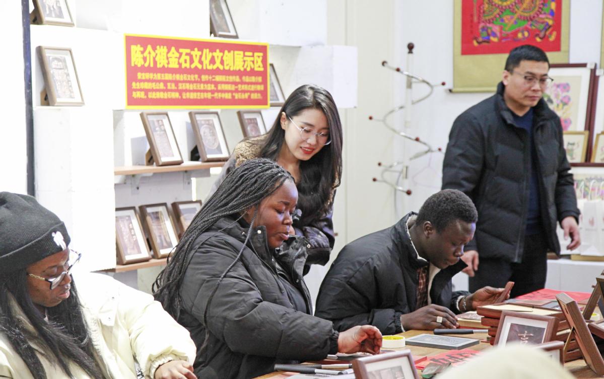 Intl students explore Chinese New Year traditions in Weifang