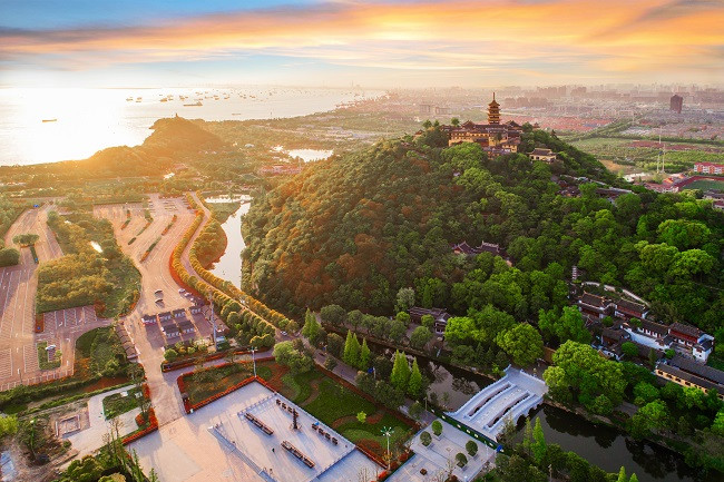 Jiangsu provincial legislators from Nantong arrive well-prepared