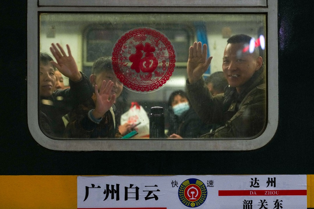 Chinese railways handle 12.24m trips on 1st day of Spring Festival travel rush