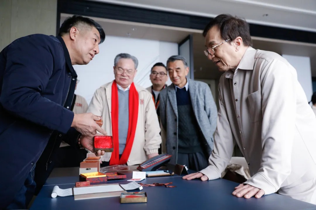 Jackie Chan receives cultural gifts from Taizhou at premiere of 'Whispers of Gratitude'