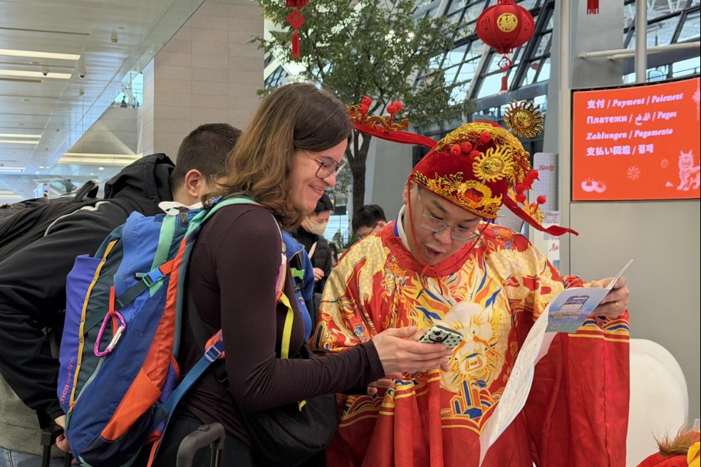 Shanghai airport lays on Spring Festival welcome for world travelers