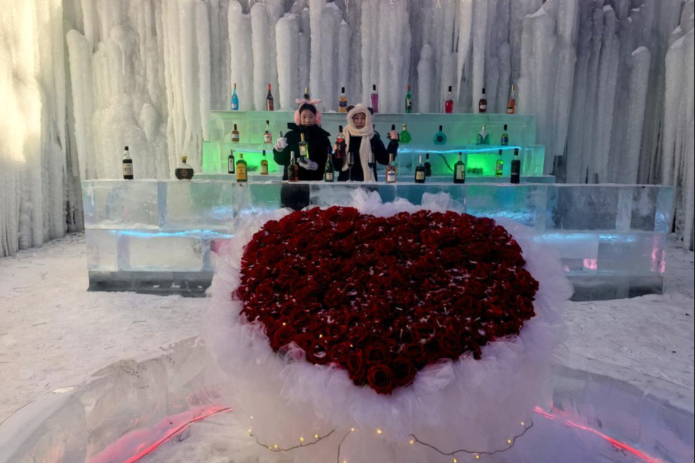 Changchun ice park opens indoor bar made entirely of ice