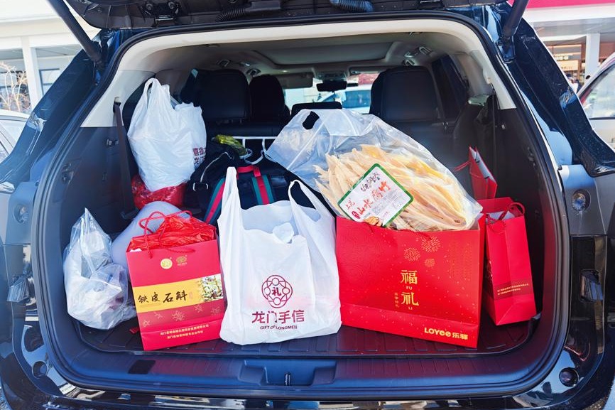 Guangdong expressway stops become New Year shopping hotspots