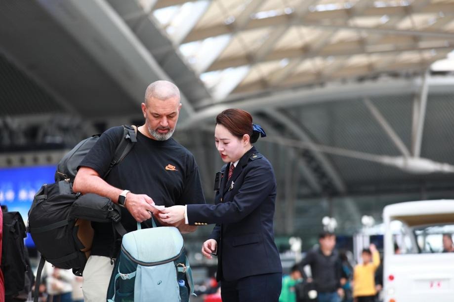 Guangzhou station stalwart helps travelers on their way
