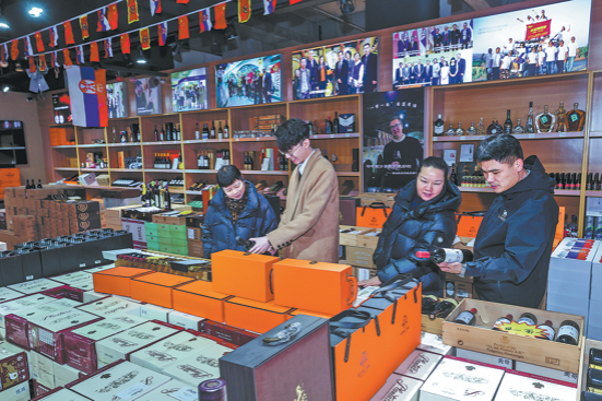 Constant upgrades to world's busiest port deliver global trade growth