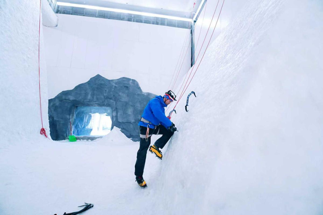 Novel indoor ice climbing center opens in Chengdu
