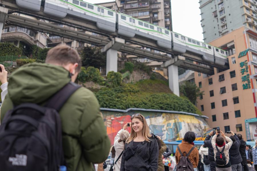 Over 2.05 million daily cross-border trips expected during Spring Festival holiday