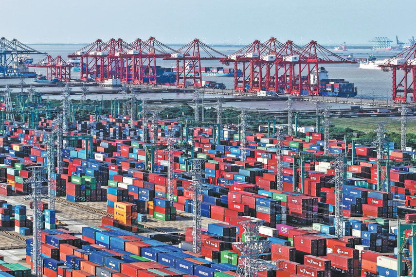 Central govt to help build Shanghai into a green global shipping hub