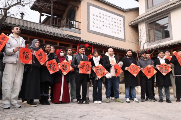 Foreign students dive into Xiao Nian traditions in Tai'an