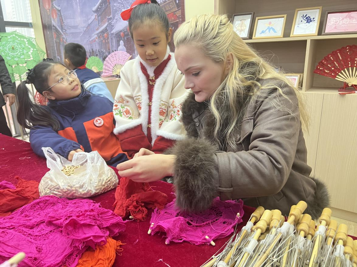 Foreigners embrace Spring Festival traditions in Tai'an