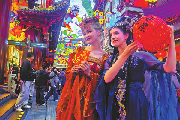 Global visitors experience authentic Chinese culture