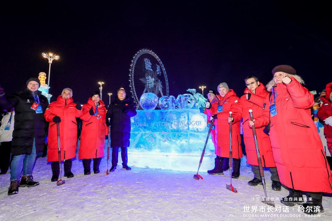 Global mayors learn to carve ice in Harbin