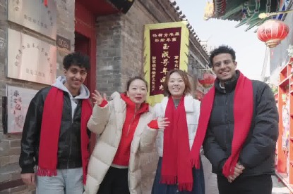 Egyptian students make Yangliuqing woodblock New Year paintings in Tianjin