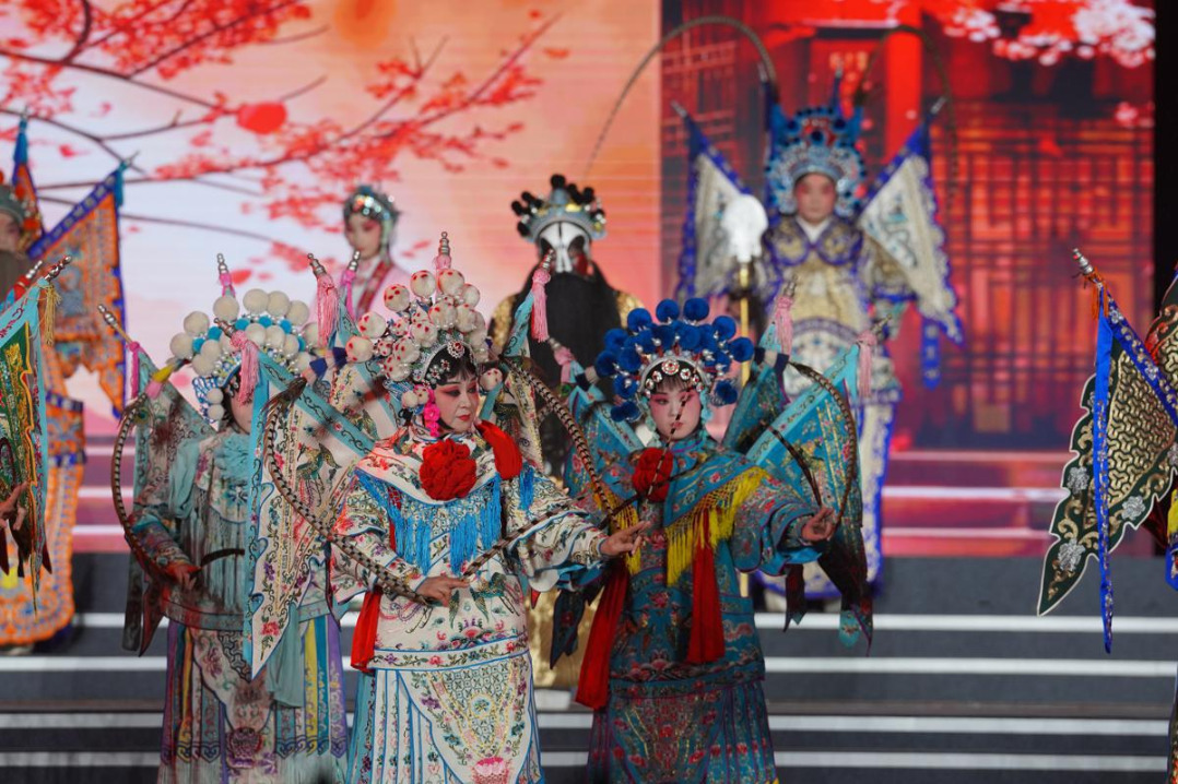 Jingdezhen holds Spring Festival celebration spotlighting opera and folk traditions